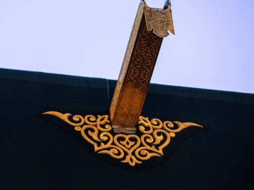 Mizab Al-Rahman - Talang Air berlapis emas di Ka’bah